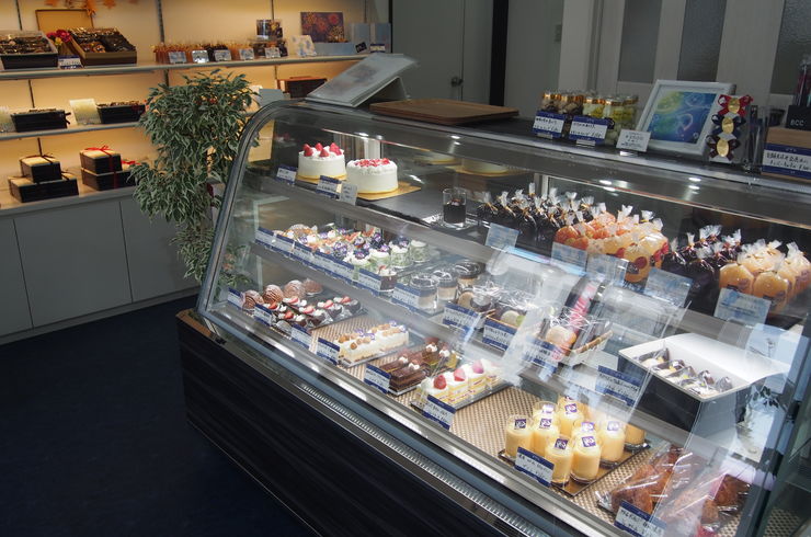 ショーケースにたくさんのケーキ